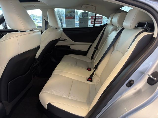 Lexus ES Vehicle Full-screen Gallery Image 21