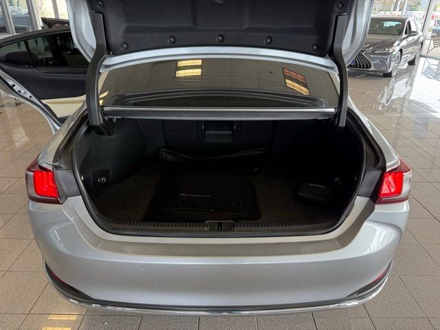 Lexus ES Vehicle Full-screen Gallery Image 22