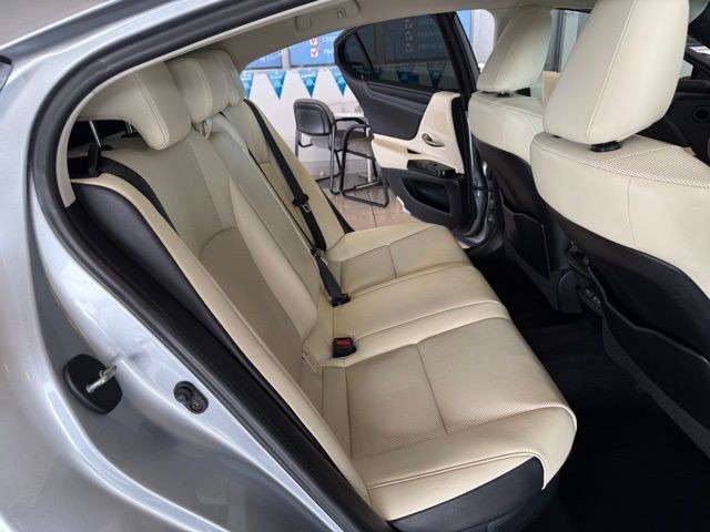 Lexus ES Vehicle Full-screen Gallery Image 23