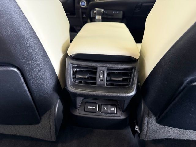 Lexus ES Vehicle Full-screen Gallery Image 24