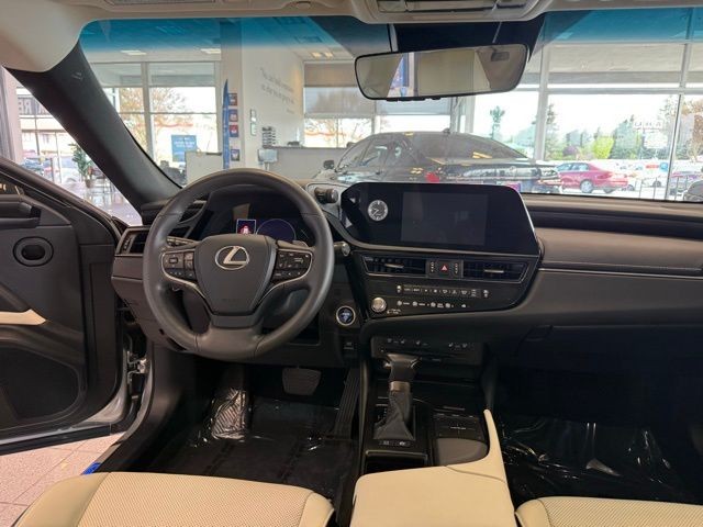 Lexus ES Vehicle Full-screen Gallery Image 25