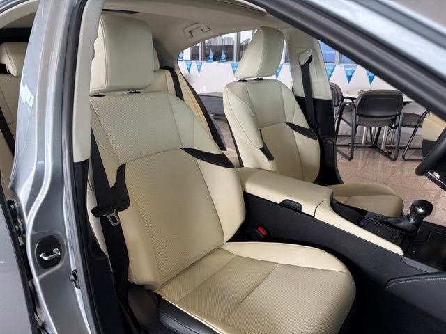 Lexus ES Vehicle Full-screen Gallery Image 26