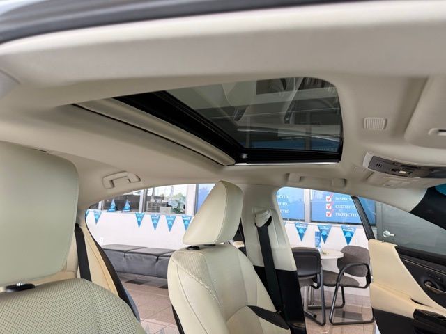 Lexus ES Vehicle Full-screen Gallery Image 27