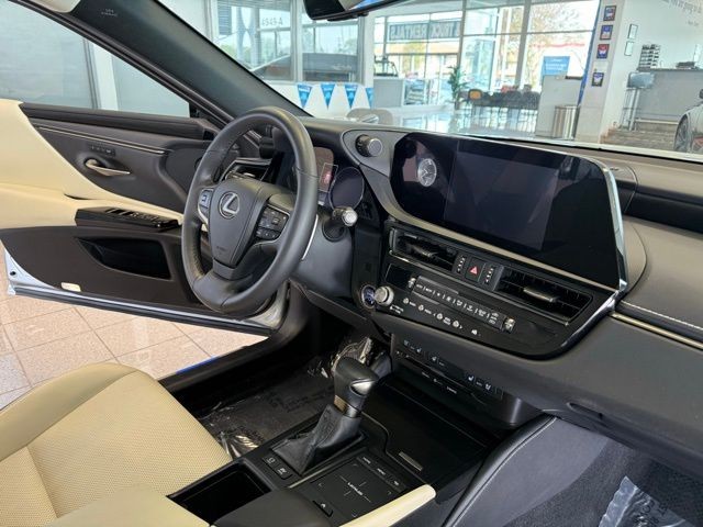 Lexus ES Vehicle Full-screen Gallery Image 28