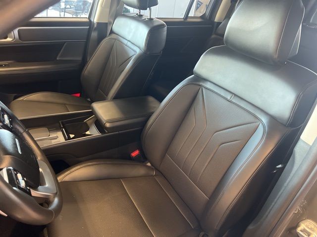 Hyundai Santa Fe Hybrid Vehicle Full-screen Gallery Image 16