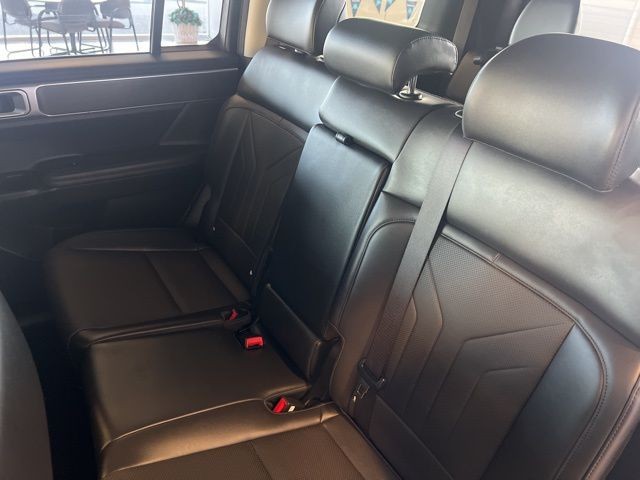 Hyundai Santa Fe Hybrid Vehicle Full-screen Gallery Image 17