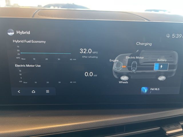 Hyundai Santa Fe Hybrid Vehicle Full-screen Gallery Image 26