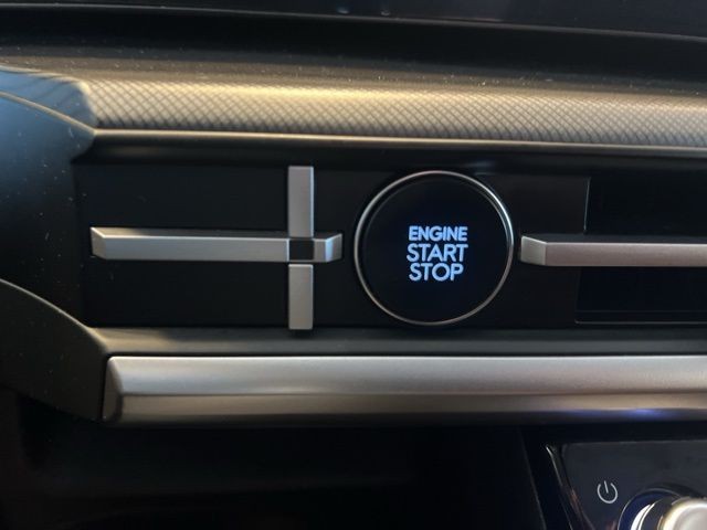 Hyundai Santa Fe Hybrid Vehicle Full-screen Gallery Image 31