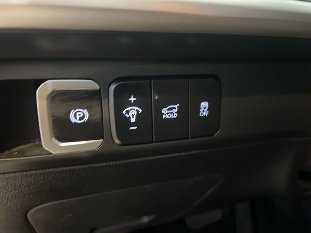 Hyundai Santa Fe Hybrid Vehicle Full-screen Gallery Image 32