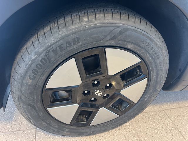 Hyundai Santa Fe Hybrid Vehicle Full-screen Gallery Image 34