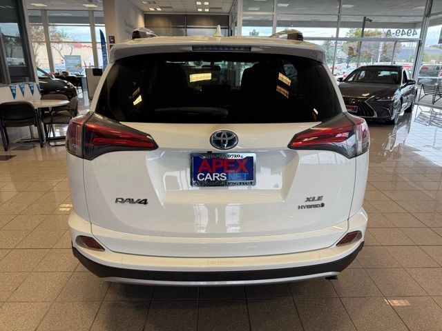 Toyota RAV4 Hybrid Vehicle Full-screen Gallery Image 04