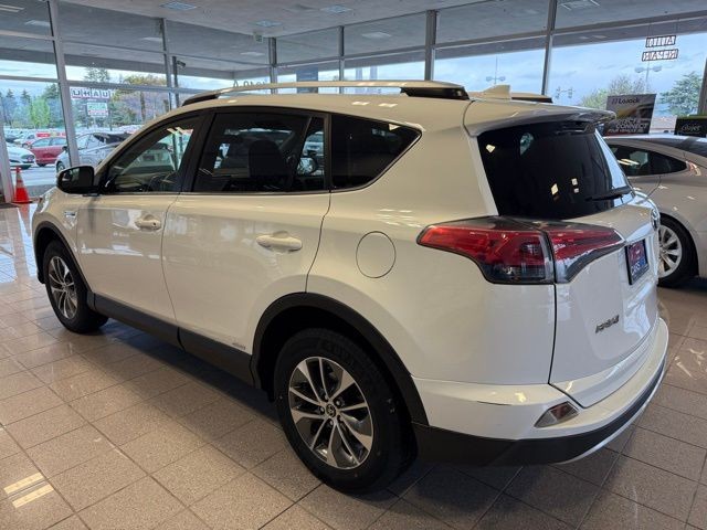 Toyota RAV4 Hybrid Vehicle Full-screen Gallery Image 05