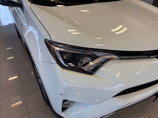 Toyota RAV4 Hybrid Vehicle Full-screen Gallery Image 09