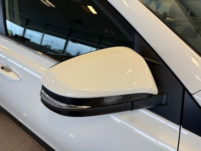 Toyota RAV4 Hybrid Vehicle Full-screen Gallery Image 11