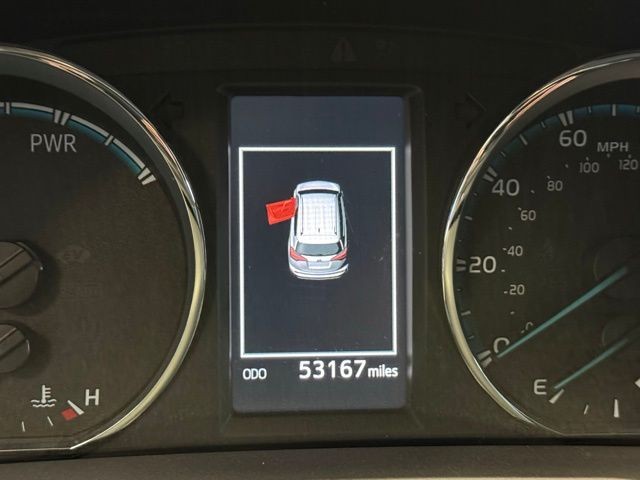 Toyota RAV4 Hybrid Vehicle Full-screen Gallery Image 12