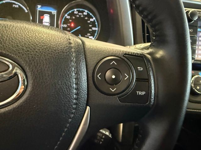 Toyota RAV4 Hybrid Vehicle Full-screen Gallery Image 17