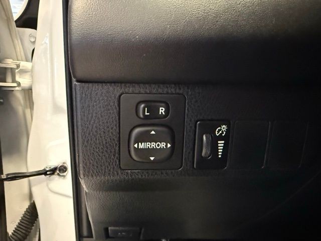 Toyota RAV4 Hybrid Vehicle Full-screen Gallery Image 19