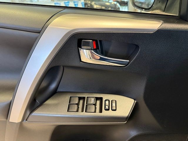 Toyota RAV4 Hybrid Vehicle Full-screen Gallery Image 20