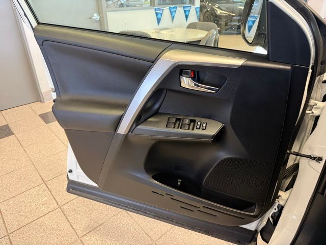 Toyota RAV4 Hybrid Vehicle Full-screen Gallery Image 21