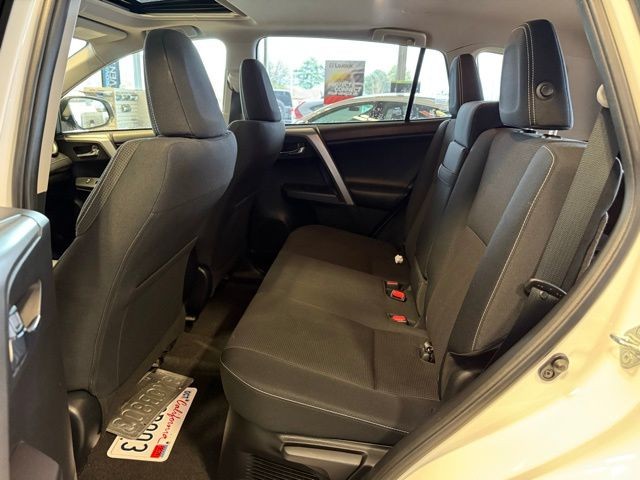 Toyota RAV4 Hybrid Vehicle Full-screen Gallery Image 22