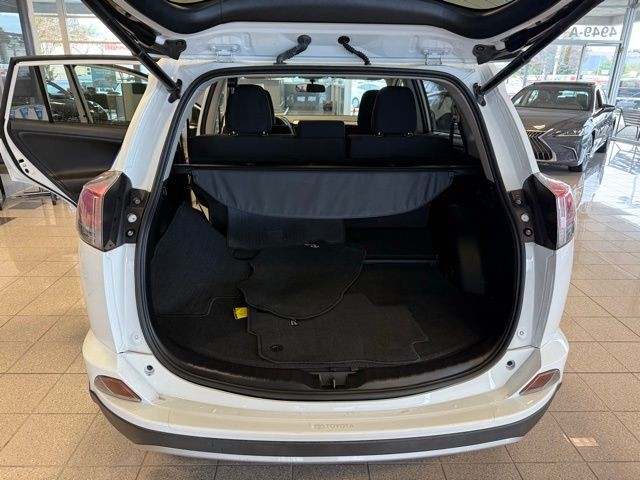 Toyota RAV4 Hybrid Vehicle Full-screen Gallery Image 23