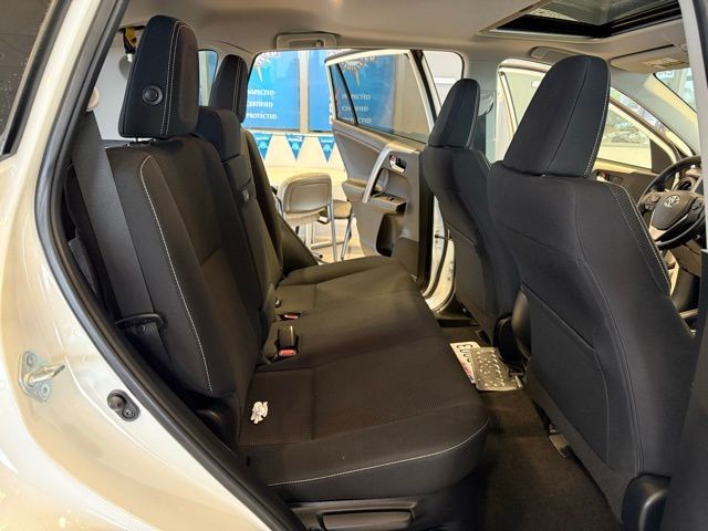 Toyota RAV4 Hybrid Vehicle Full-screen Gallery Image 24