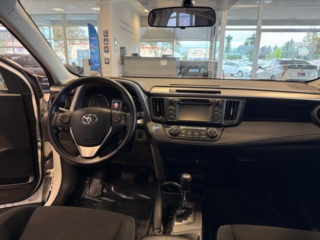 Toyota RAV4 Hybrid Vehicle Full-screen Gallery Image 25