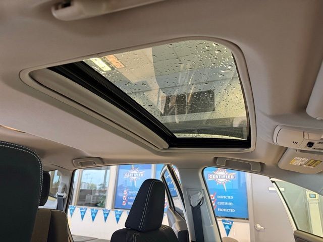 Toyota RAV4 Hybrid Vehicle Full-screen Gallery Image 26