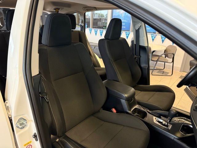 Toyota RAV4 Hybrid Vehicle Full-screen Gallery Image 27