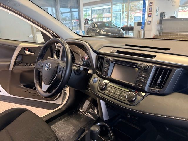 Toyota RAV4 Hybrid Vehicle Full-screen Gallery Image 28