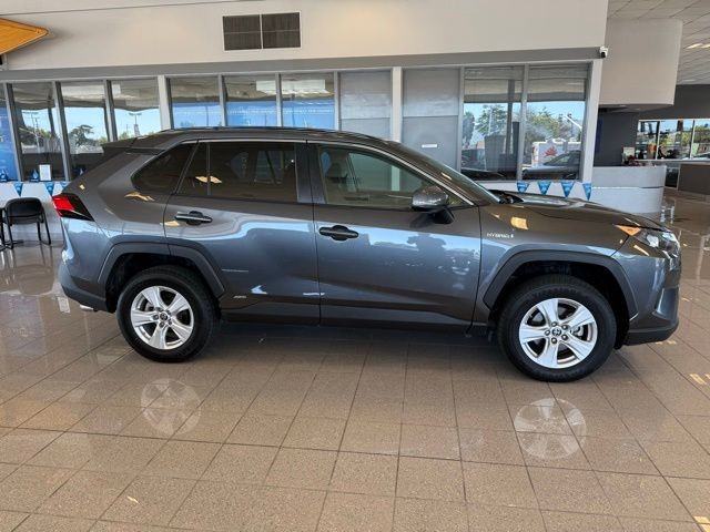 Toyota RAV4 Hybrid Vehicle Full-screen Gallery Image 02