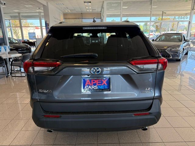 Toyota RAV4 Hybrid Vehicle Full-screen Gallery Image 04