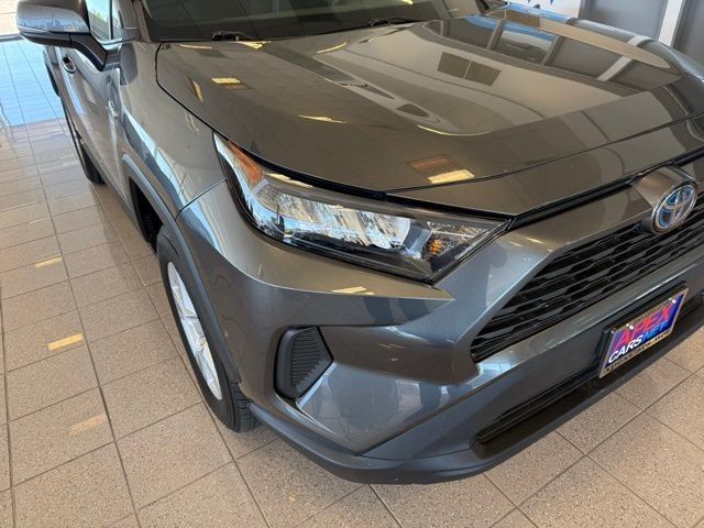 Toyota RAV4 Hybrid Vehicle Full-screen Gallery Image 08