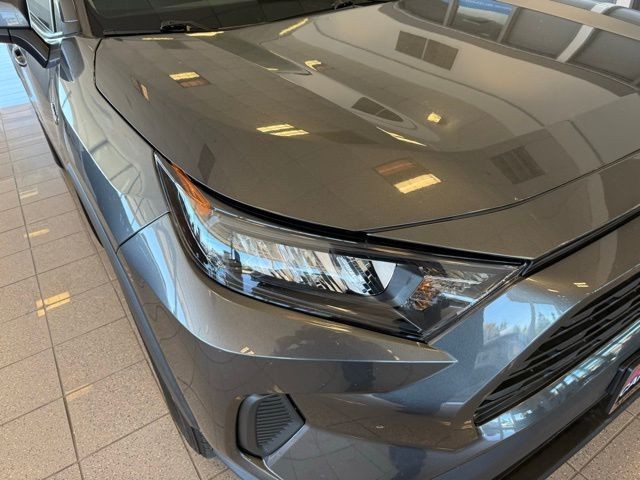 Toyota RAV4 Hybrid Vehicle Full-screen Gallery Image 09