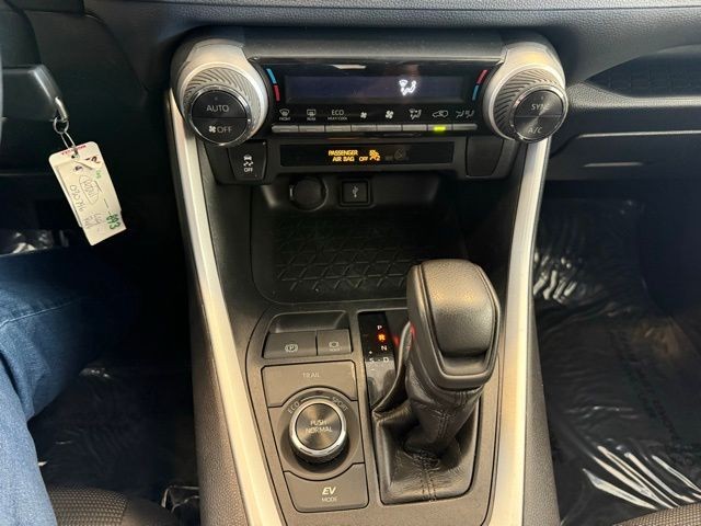 Toyota RAV4 Hybrid Vehicle Full-screen Gallery Image 15