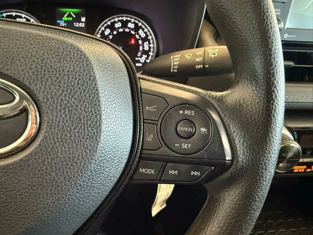 Toyota RAV4 Hybrid Vehicle Full-screen Gallery Image 16