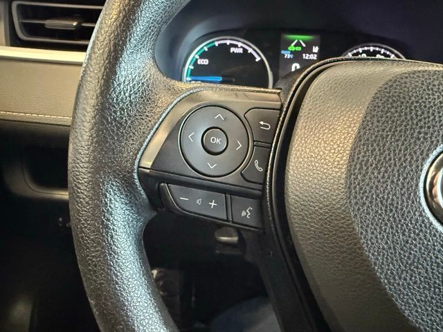Toyota RAV4 Hybrid Vehicle Full-screen Gallery Image 17