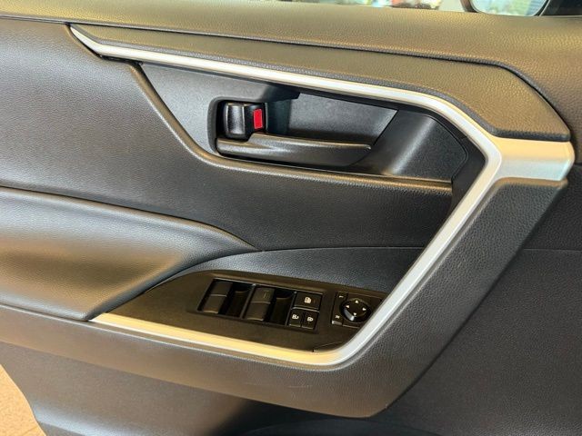 Toyota RAV4 Hybrid Vehicle Full-screen Gallery Image 18