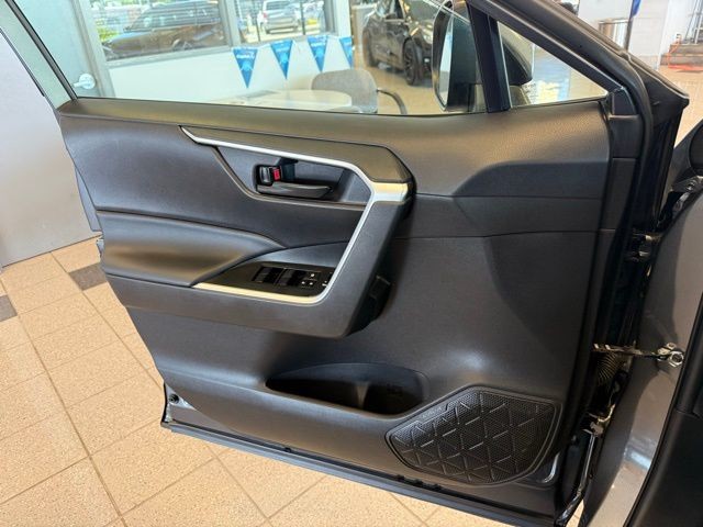 Toyota RAV4 Hybrid Vehicle Full-screen Gallery Image 19