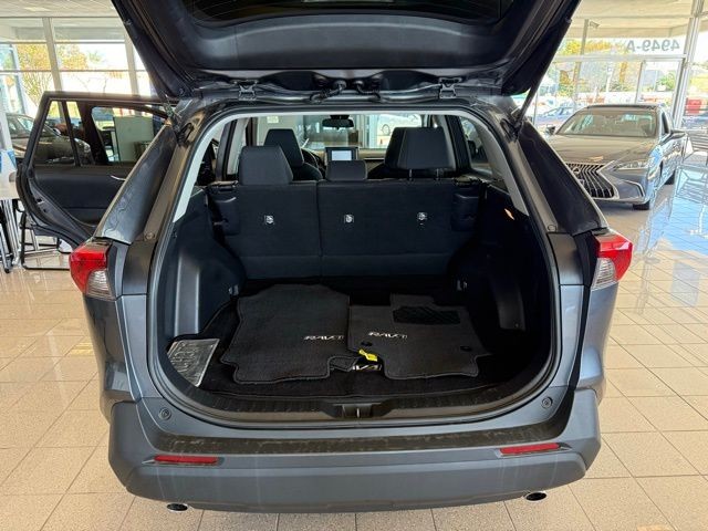 Toyota RAV4 Hybrid Vehicle Full-screen Gallery Image 21