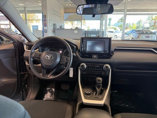 Toyota RAV4 Hybrid Vehicle Full-screen Gallery Image 24