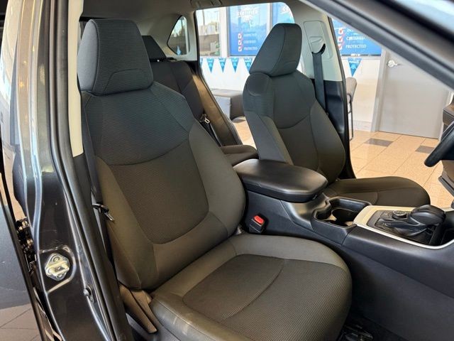 Toyota RAV4 Hybrid Vehicle Full-screen Gallery Image 25