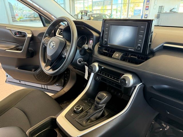 Toyota RAV4 Hybrid Vehicle Full-screen Gallery Image 26