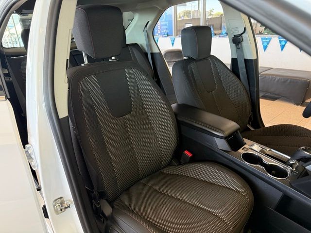 Chevrolet Equinox Vehicle Full-screen Gallery Image 24