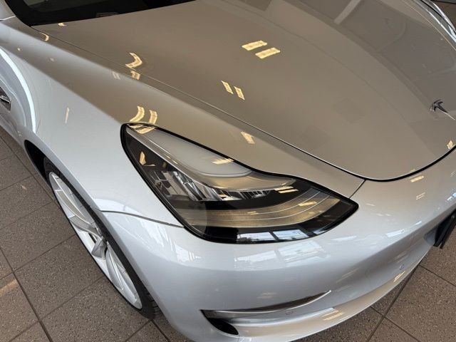 Tesla Model 3 Vehicle Full-screen Gallery Image 09