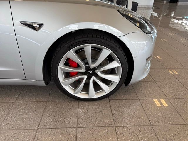 Tesla Model 3 Vehicle Full-screen Gallery Image 10