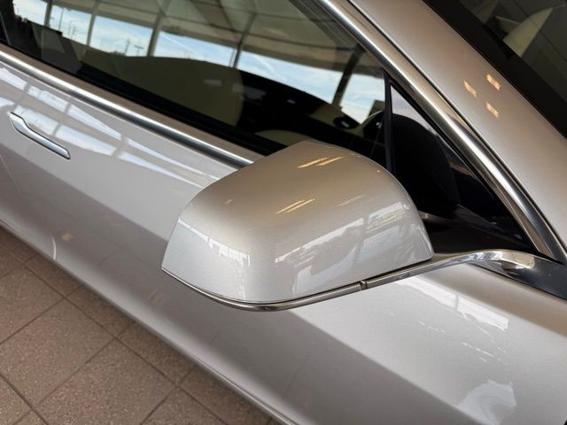 Tesla Model 3 Vehicle Full-screen Gallery Image 11
