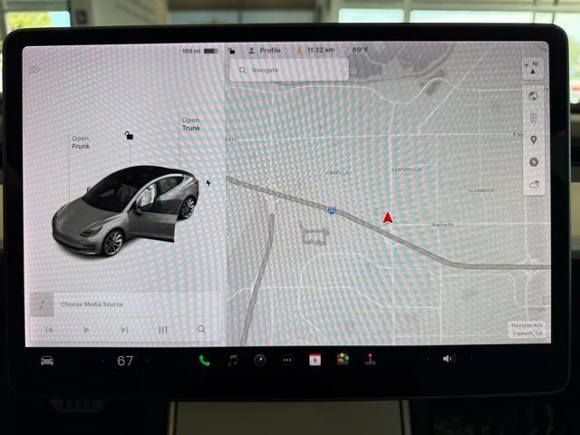 Tesla Model 3 Vehicle Full-screen Gallery Image 12