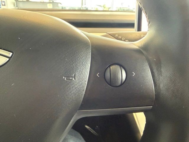 Tesla Model 3 Vehicle Full-screen Gallery Image 15