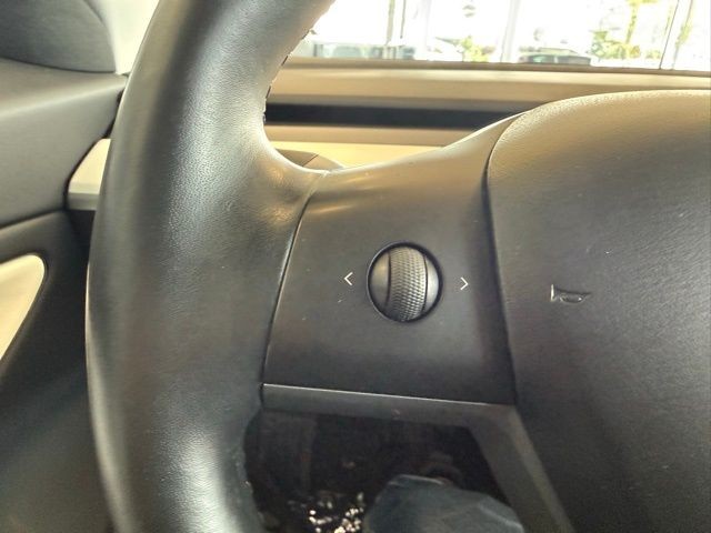 Tesla Model 3 Vehicle Full-screen Gallery Image 16